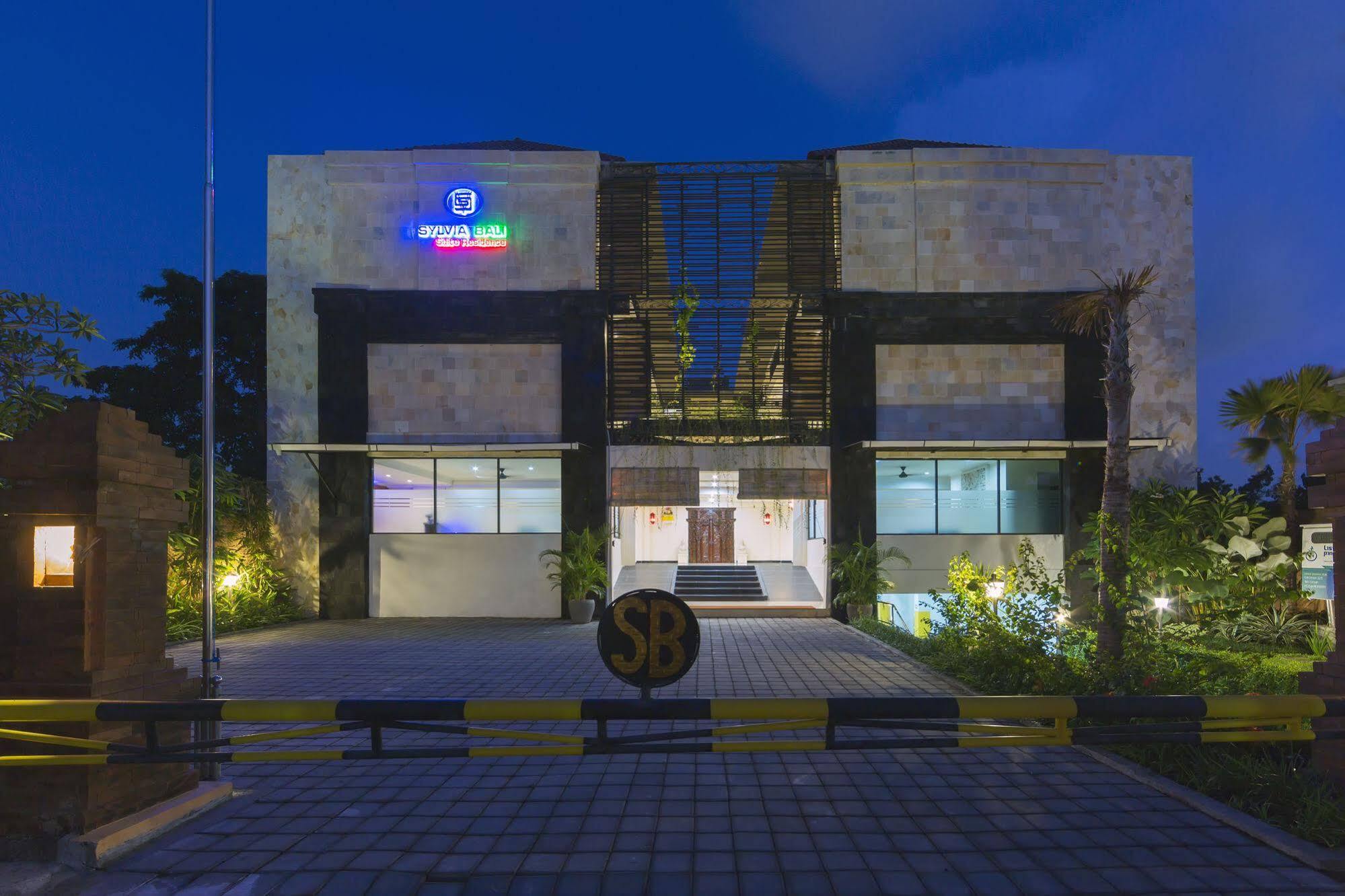Reddoorz Plus Near Mall Bali Galeria 2 Denpasar Kültér fotó